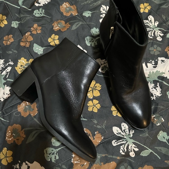 Vince Camuto booties - Picture 1 of 5